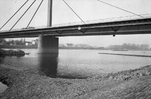 Niedrigwasser im Karlsruher Rheinhafen nach winterlicher Trockenperiode