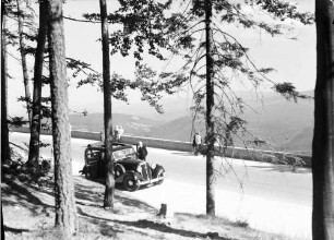Oberschreiberhau: Sudetenstaße, Blick über die Kurve, tiefer gesehen, Berge drauf