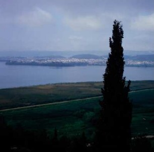 Ioannina. Pambótis-See (Epiros). Nordost-Südwest-Blick auf Ioannina