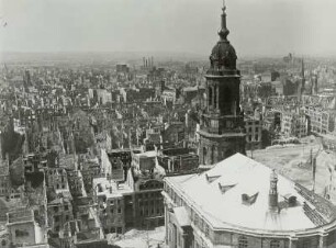 Dresden, Blick vom Rathausturm über die Kreuzkirche und den Altmarkt nach Nordwesten