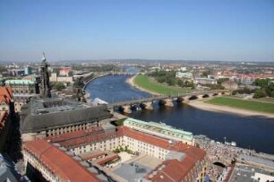 Dresden-Altstadt. Blick von der Kuppel der Frauenkirche über die Elbe mit Augustusbrücke nach Nordwesten