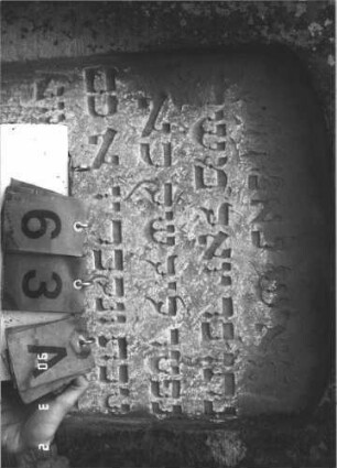 Grabstein 63 (Index: 99608747) Material: Sandstein Zustand: leicht verwittert Maße HxBxT: 125x72x23 cm Beschreibung: Stele mit leicht geschwungenem Flachbogen, vertiefter Textteil mit Flachbogenabschluß: Grabstein 63A