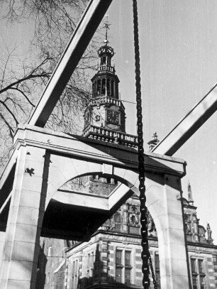 Niederlande. Zugbrücke in der Käse-Stadt Alkmaar. Im Hintergrund das Käsemuseum. Aufgenommen 1936