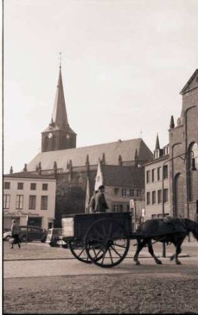 Goch: Marktplatz mit Kirche; Karren im Vordergrund