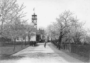 Cossebaude (Dresden-Cossebaude). Restaurant "Albrechtshöhe". Eingangsseite mit Gästegarten und Pferdekutsche