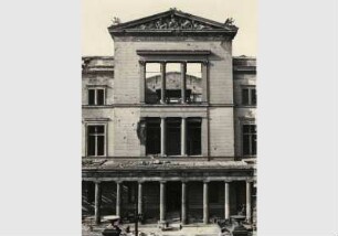 Blick auf die zerstörte Fassade des Neuen Museums