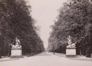 Nessos raubt Deïaneira und Eurytion raubt Hippodamia : Dresden, Großer Garten, Blick von den Kentaurengruppen zum Hygienemuseum