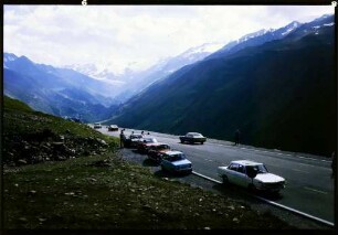 Hochgurgel: Parkplatz, Autos, Publikum und Ziegen auf der Angerer Alm