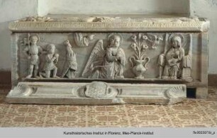 Sarkophag des Enrico Caracciolo mit Verkündigung an Maria