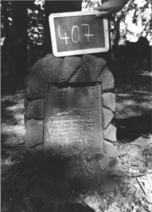 Grabstein 407 (Index: 100111807) Material: Sandstein Zustand: stark verwittert mit fast vollständigem Textverlust Maße HxBxT: 61x39x21 cm Beschreibung: Stele, rustica, Segmentbogenabschluß, konisches Schriftfeld eingetieft: Grabstein 407