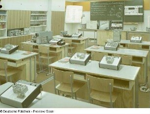 Schulbank : Ausstellungskoje mit Polytechnischem Kabinett. Ansicht mit Anbauwand und Schulbänken (1973)