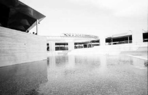 Lausanne: Teich und Monorail an der Industriehalle