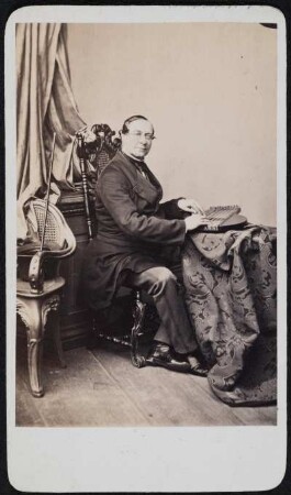 Porträt Ludwig August Gerstorfer (1810-1871; Schauspieler, Sänger, Regisseur). Albuminabzug auf Karton (Carte-de-visite mit Atelieraufdruck verso)