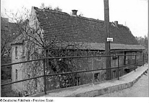 Scharfenberg, Wohnstallhaus : Scharfenberg. Wohnstallhaus mit Einfriedung sowie Anbau und Übergang zur Straße