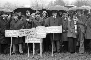 Sasbach: Kundgebung gegen Bleiwerk Marckolsheim und Atomkraftwerk Wyhl; Protestwehrversammlung im Regen mit Plakaten
