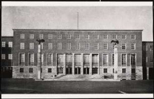 Reichssportfeld (Olympia-Stadion), Berlin: Haus des Deutschen Sports, Fassadenansicht vom Jahn-Platz aus