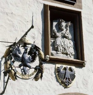 Goslar. Ratskeller. Bauskulptur Thronender Kaiser. Südfassade, über der Tür zum Ratskeller. Schrägansicht