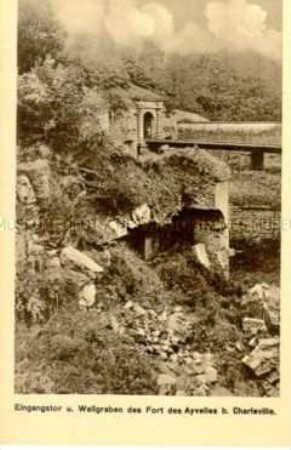 Eingangstor und Wallgraben des Fort des Ayvelles bei Charleville