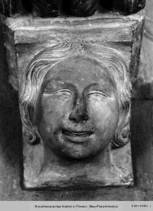 Grabmal des Bischofs Antonio d'Orso : Konsollager mit Reliefs: Triumph des Todes, Personifikation des Todes als dreiköpfiger Bogenschütze, Profilkopf, Vasen mit Weinranken und Akanthusornamente : Konsole