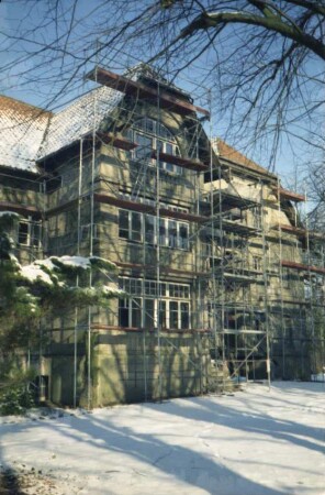Sühlen: Zur Kupfermühle: ehemalige Kupfermühle [Zettlersche Mühle]: bei Renovierung: rechts Mühlengebäude mit Gerüst, links Wohn- und Verwaltungstrakt mit Gerüst