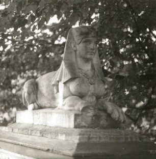 Saßleben. Landschaftspark. Sphinx an der Brunnenanlage