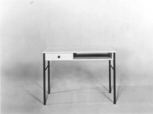 Schreibtisch (Modell 815-2) : Schreibtisch (Modell 815-2). Holz, folienbeschichtet in Kiefernholzoptik, Metall, schwarz beschichtet (1982; VEB Märkische Möbelwerke Trebbin). Leipziger Herbstmesse, 1982