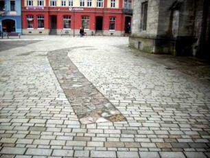 Kirchhof im Norden mit ehemaligem Mauerverlauf von Westen