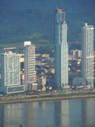Panama-City aus der Luft : Aufgenommen währen des Landeanfluges einer kleinen Propellermaschine über Panama-City am 14. Septenber 2011