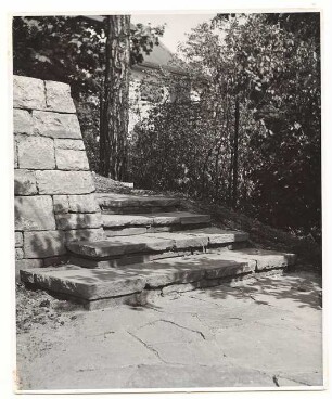 Garten Dr. Roeder/Röder: Mauer und Stufen