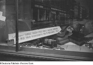 Sichtwerbung für das IV. Parlament der FDJ in einem Schaufenster eines Musikinstrumenteladens