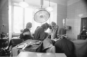 Freiburg: Altes Diakoniekrankenhaus Frauenklinik, Marienstraße; Operationssaal während Operation