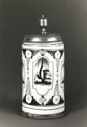Walzenkrug (mit Deckel). Fayence, mehrfarbig bemalt; H. 17,2 cm. Dresden, um 1775. Dresden: Kunstgewerbemuseum 34895