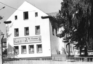 Ostrau. Ehemalige Schule (Kinderkrippe "Knirpsenland", 1838, 1928 erneuert). Straßenansicht
