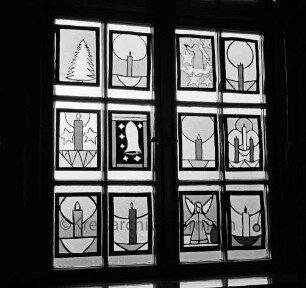 Königin-Luise-Schule: Grabauer Straße: Schülerarbeiten: Fenstertransparente mit weihnachtlichen Motiven