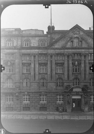 Leipzig-Zentrum, Dittrichring 21. Geschäftsthaus (ehem. "Haus der deutsch-sowjetischen Freundschaft"; 1908). Straßenfront mit Haupteingang (Teilansicht)