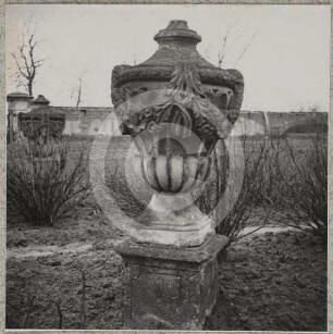 Vase im Schlosspark Großendorf