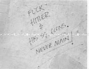 Aufschrift eines Besuchers in einer Zelle der Gedenkstätte Mauthausen