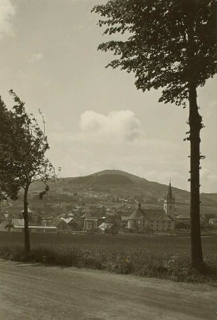Nordböhmen. Blick auf Niedergrund, Georgental (heute Jiřetín pod Jedlovou / Tschechien), Kreuzberg (565 m) und Tannenberg (779 m)