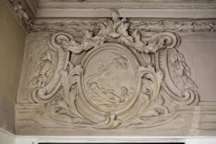 Szenische Stuckreliefs mit Putti — Schlafender Putto