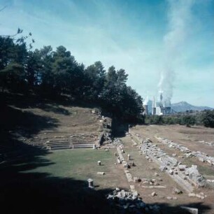 Theater (Ruine), Megalopolis : Megalopolis. Seitlicher Einblick ins Theater. Mitte 4. Jh. v. Chr., Mauerflucht des Thersileions, um 370 v. Chr. und modernes Kraftwerk. P2/33