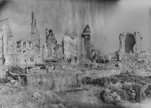 Dresden-Altstadt. Blick vom Türkenbrunnen zur Ruine der Frauenkirche