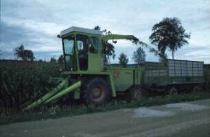 Fotografie: Futtererntetechnik, Maissilage, Maishäcksler selbstfahrend, Maisvorsatz