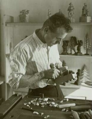 Erzgebirgischer Schnitzer bei der Arbeit : Entstehung einer erzgebirgischen Schnitzerei, Ausstellung Dresden 1938