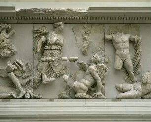 Pergamonaltar, Ostfries - Ausschnitt: Artemis / Leto / Apollo