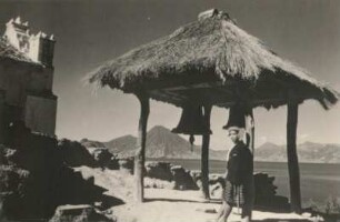 Guatemala. Atitlán-See (1560 m ü. NN). Glockenturm in einem indianischen Ort in Ufernähe