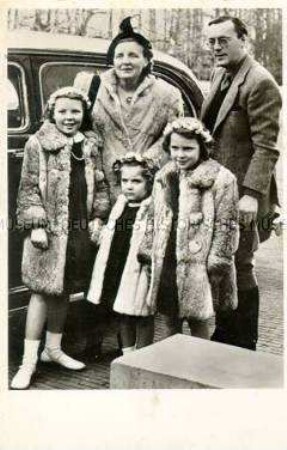 Die niederländische Königsfamilie am 10. Geburtstag von Prinzessin Beatrix