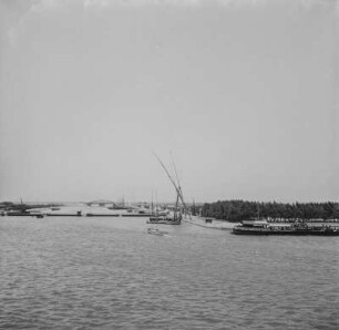 Hafeneinfahrt : Einfahrt in den Hafen von Port Said