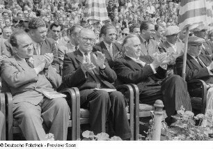 Hans Karl Oskar Stubbe (2.v.r.) und weitere Ausstellungsbesucher während der Eröffnung