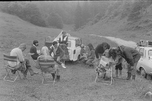 Čičmany. Akt-Pleinair 1980. Günter Rössler und Eva Mahn während einer Besprechung mit anderen Teilnehmern