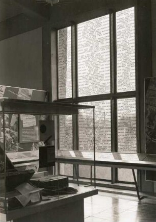 Sachsenhausen (Oranienburg-Sachsenhausen). Gedenkstätte und Museum Sachsenhausen. Gedenkhalle des antifaschistischen Kampfes der Nationen. Deutsche Abteilung. Fenster mit Namen der Widerstandskämpfer